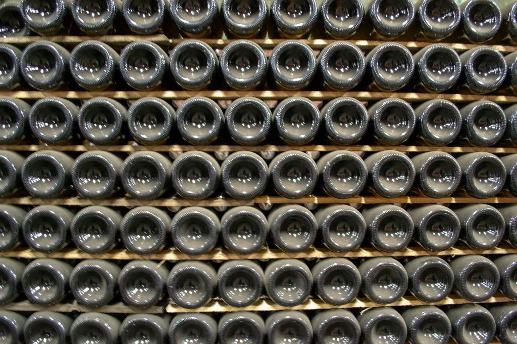 spodok flase vina priehlbina