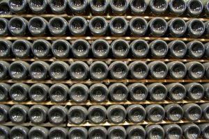 spodok flase vina priehlbina