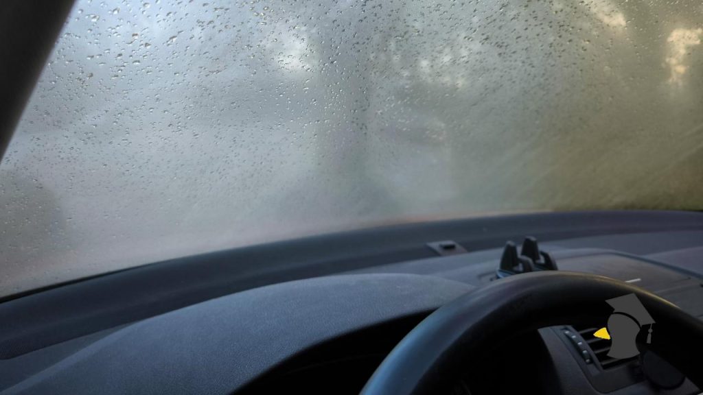 Prečo sa ti v aute stále zahmlievajú okná? Skryté dôvody, o ktorých vodiči často netušia