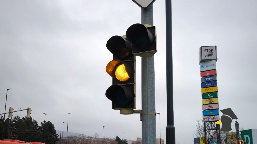 Môžeš na oranžovú na semafore, keď preletíš križovatkou, dostať pokutu? O tomto väčšina šoférov nevie
