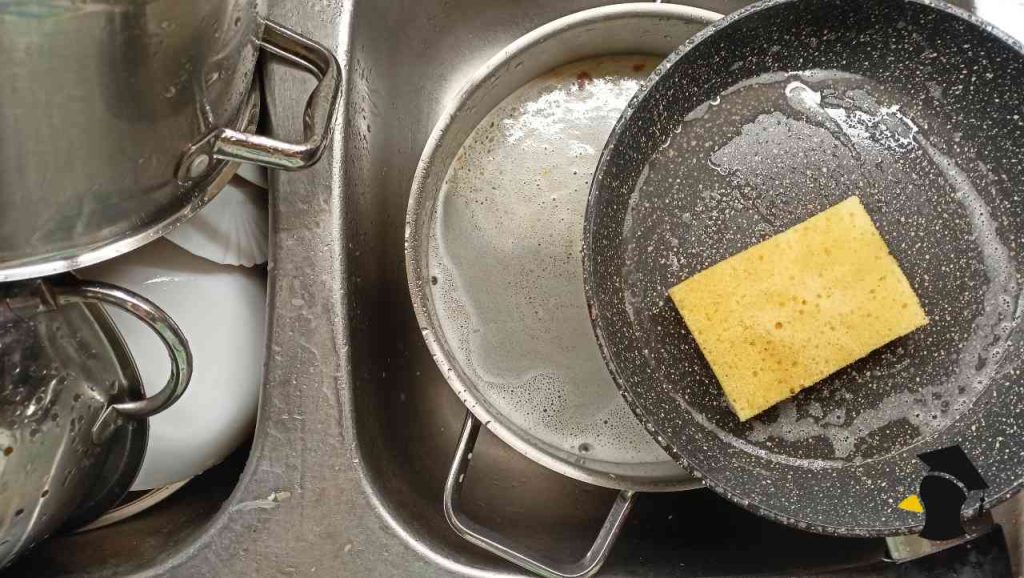 Zabudni na drôtenku. Tento jednoduchý trik ti pomôže odstrániť mastnotu a pripáleniny z hrncov