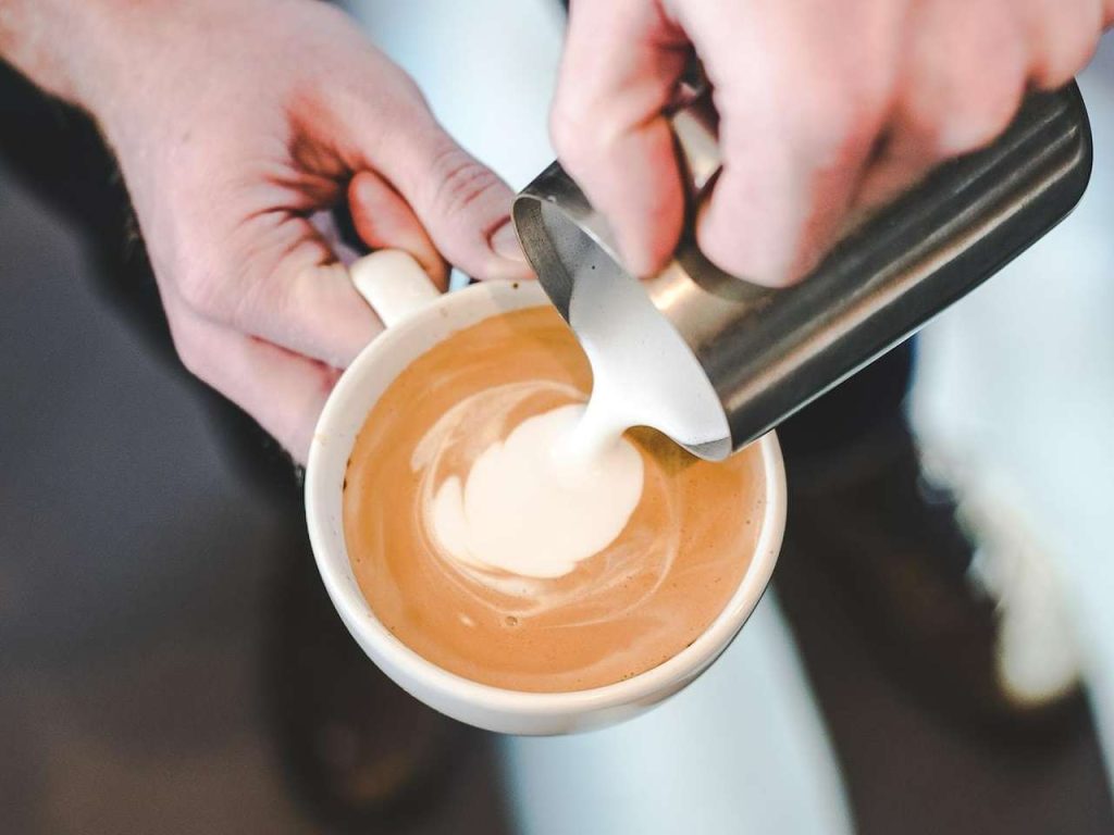 Latte vs cappuccino: Vieš, aký je medzi nimi rozdiel? Chaos v tom majú aj mnohí kávičkári