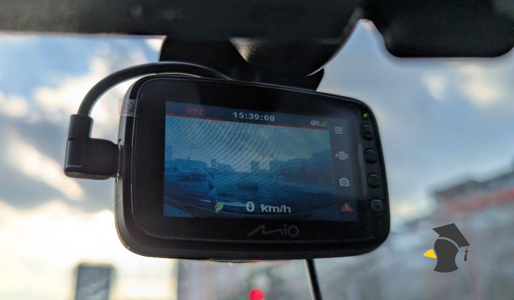 Vieš, kde môžeš mať umiestnenú autokameru v aute a kde nie? Za toto ti hrozí dokonca pokuta