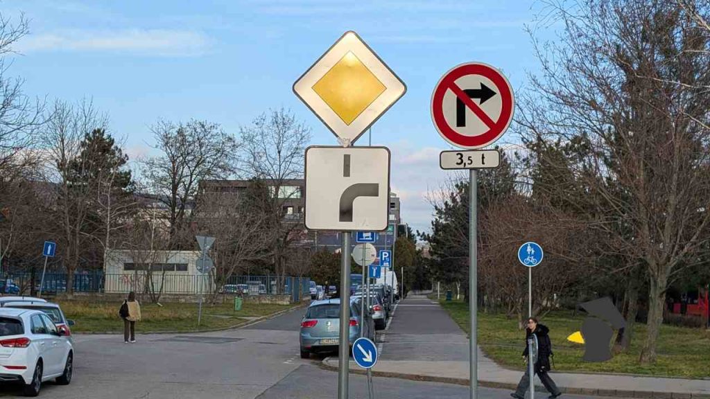 Musíš dať blinkér, keď sa hlavná cesta stáča a pokračuješ po nej? Väčšina vodičov to robí zle a riskuje pokutu