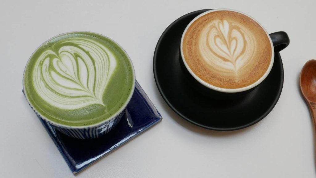 Matcha vs. káva. Čo je lepšie pre naše telo?