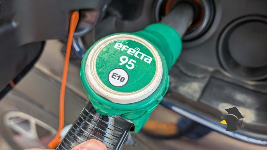 Expert prezradil, že tento bežný zlozvyk pri tankovaní ničí tvoje auto bez toho, aby si si to všimol