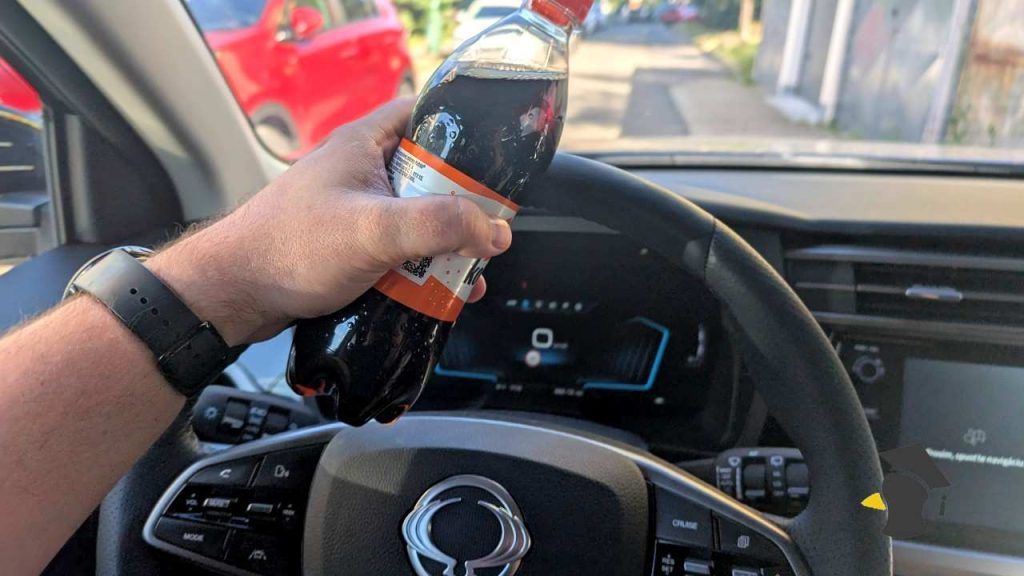 Môžem počas šoférovania piť, jesť alebo fajčiť za volantom? Väčšina šoférov o tomto nevie