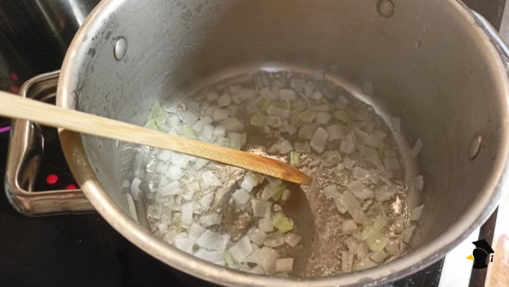 Vieš, prečo skúsení kuchári nikdy nevynechajú praženie cibule na začiatku prípravy jedla? Toto by si mal...