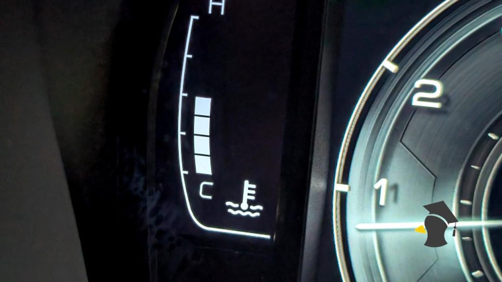 Tento trik, keď sa ti začne prehrievať motor auta, ťa môže zachrániť a mal by si o ňom vedieť