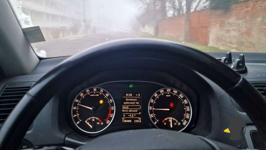 Vieš, čo máš robiť, keď ťa iný vodič brzdí v ľavom jazdnom pruhu? Pozri sa, čo odporúča polícia, aby si urobil