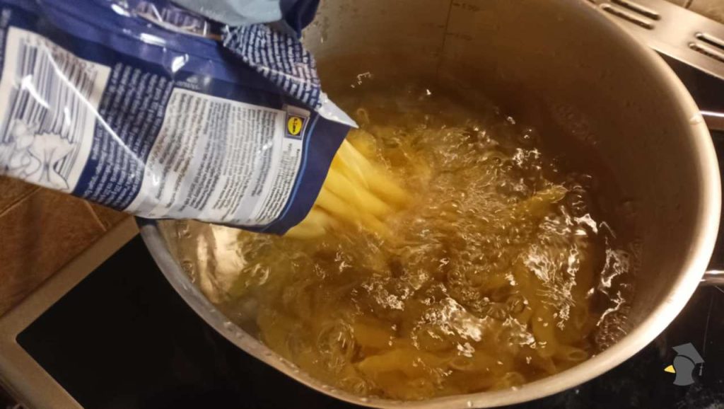 Nemáš sitko alebo ho nechceš špiniť? Takto jednoducho zleješ vodu z cestovín a zachrániš si prsty pred obarením