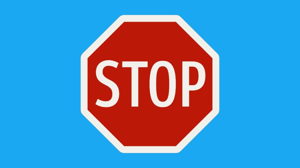 Vieš, ako správne zastaviť na značke STOP? Väčšina šoférov robí tieto chyby a asi medzi nich patríš aj ty