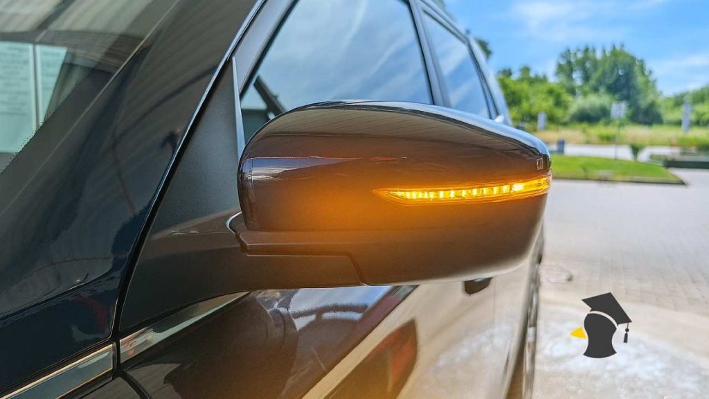 Používaš pri parkovaní auta blinker alebo všetky štyri výstražné svetlá? Učiteľ v autoškole vysvetľuje častú...