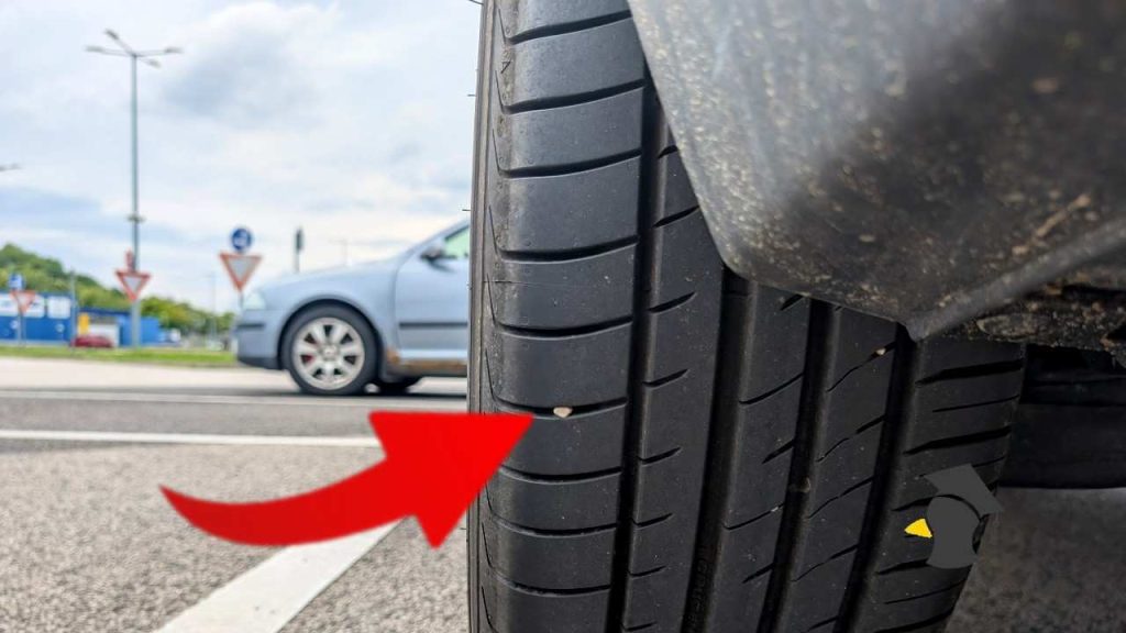 Kamienok sa zasekol v pneumatike. Expert na autá vysvetľuje, kedy nejde o problém a kedy hrozí nebezpečenstvo