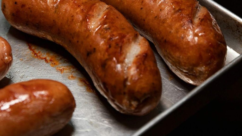 Táto chyba oberá klobásy o chuť a šťavnatosť! Šéfkuchári odporúčajú tento jednoduchý trik