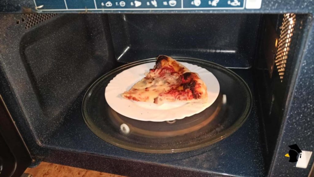 Toto pridaj do mikrovlnky, keď zohrievaš pizzu. Bude rovnako lahodná ako čerstvá!