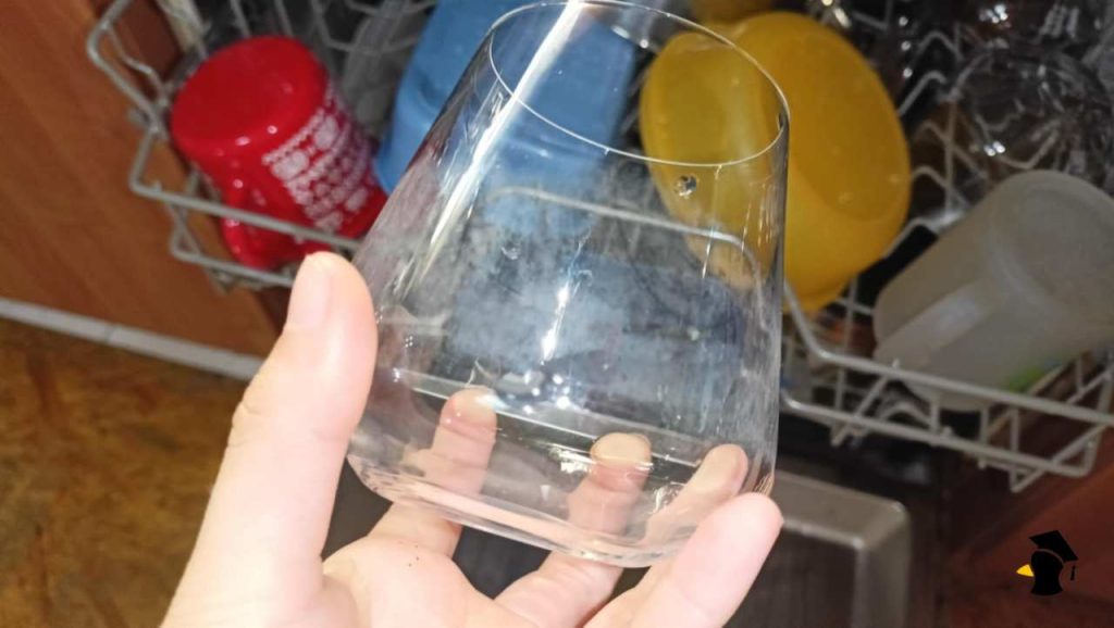 Takto vyčistiš zakalené poháre z umývačky. Keď to vyskúšaš, budeš si búchať hlavu, že si o tom nevedel skôr!