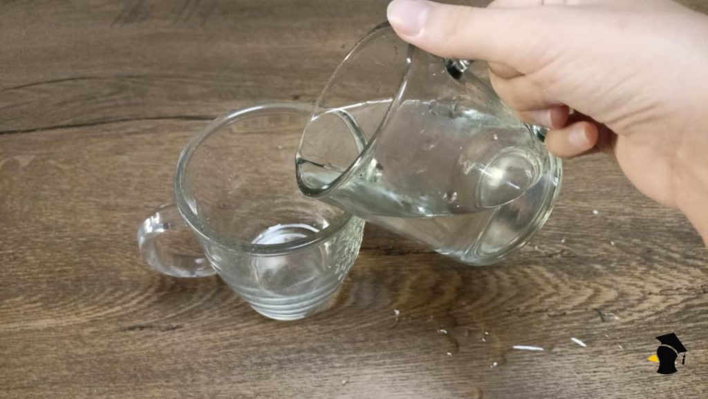 Celý čas si vodu prelieval zle. Takto ju dostaneš z jednej nádoby do druhej bez jedinej kvapky vedľa