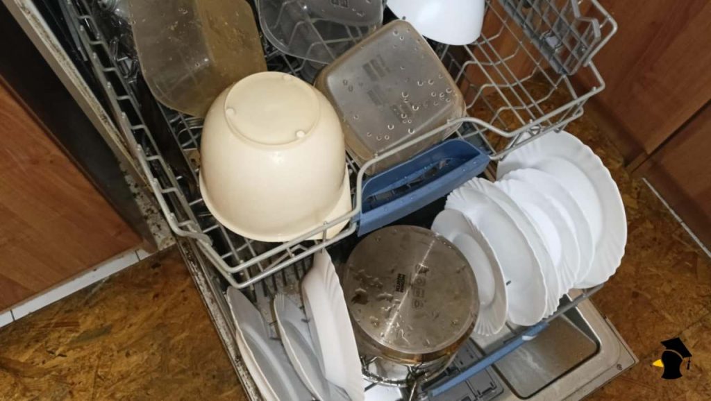 Takmer nikto o tom nevie. Toto miesto v umývačke musíš čistiť ručne, inak bude riad špinavý a zapáchať!
