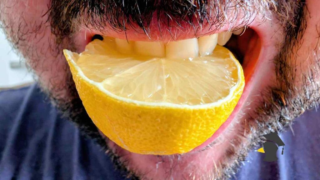 Vieš, prečo zavrieš oči a skrúti sa ti tvár, keď ochutnáš niečo kyslé? Skutočný dôvod ťa prekvapí
