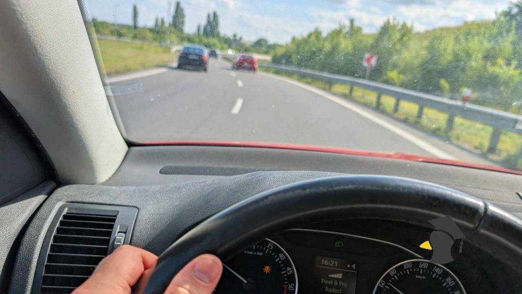 Môžeš dostať pokutu za jazdu autom v strednom pruhu? Máloktorý šofér o tomto vie