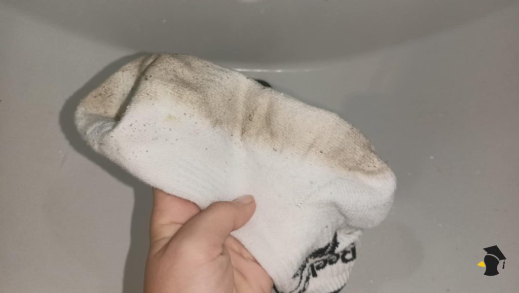 Máš zašednuté biele ponožky? S týmto lacným trikom budú vyzerať ako nové