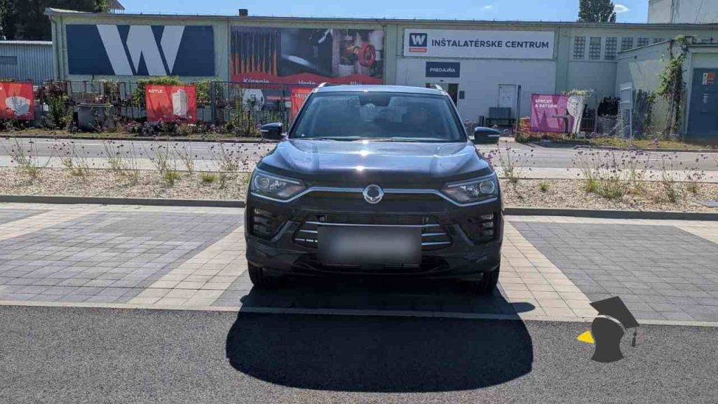 Inštruktorka z autoškoly ukázala trik, ako zaparkuješ do úzkeho kolmého miesta na prvý pokus