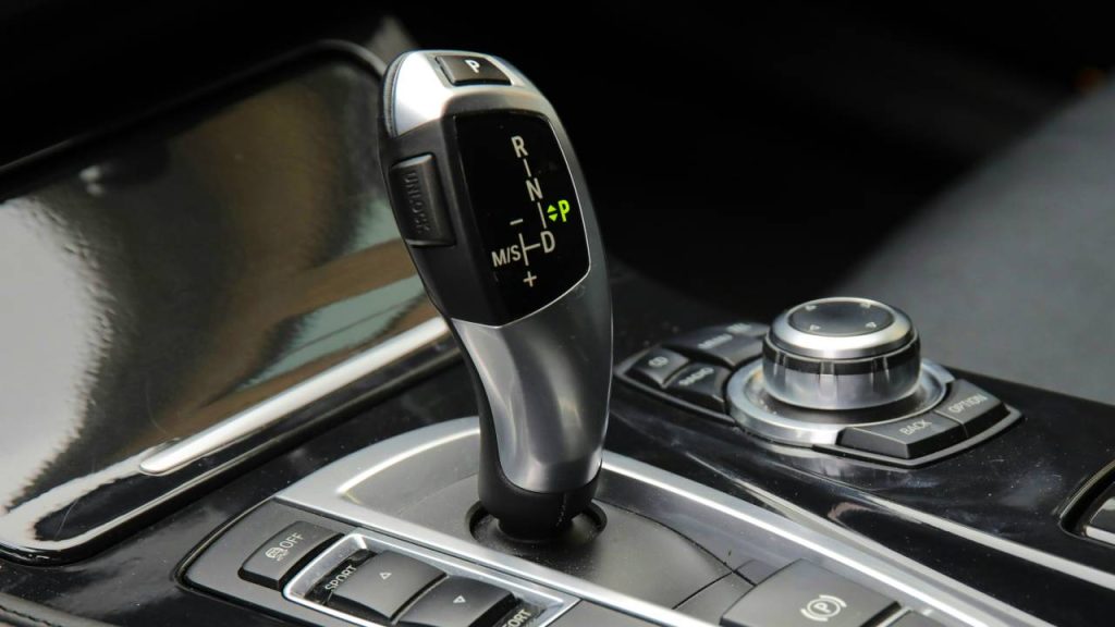 Mechanik varuje: Tieto 4 chyby ti potichu ničia automatickú prevodovku. Robí ich skoro každý vodič