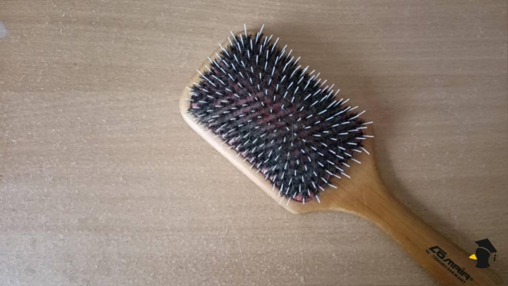 Tento trik vyčistí tvoju kefu od vlasov za pár sekúnd a nepotrebuješ k tomu nič špeciálne