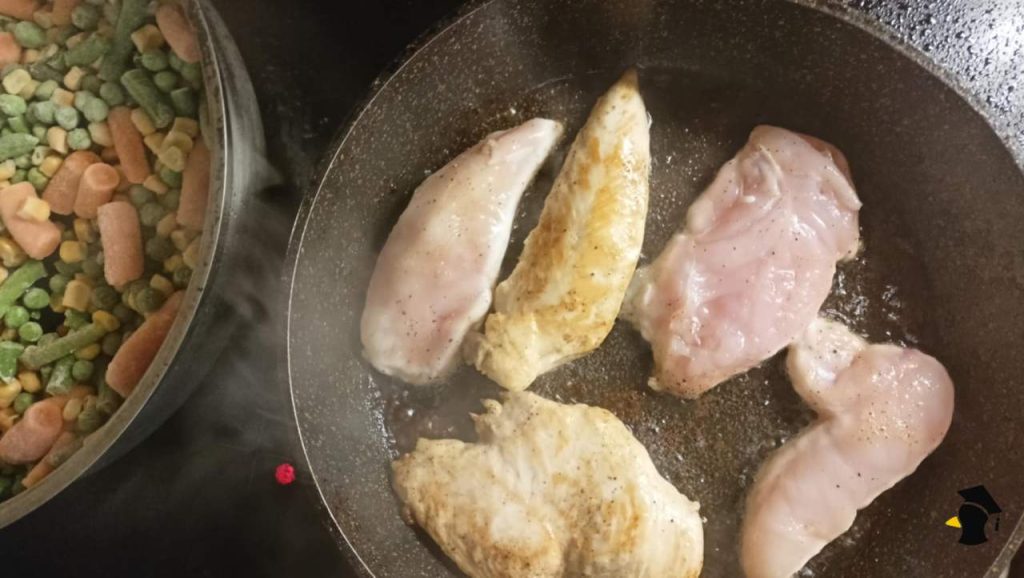 Väčšina ľudí robí túto chybu pri príprave kuracieho mäsa. Preto je suché a bez chuti