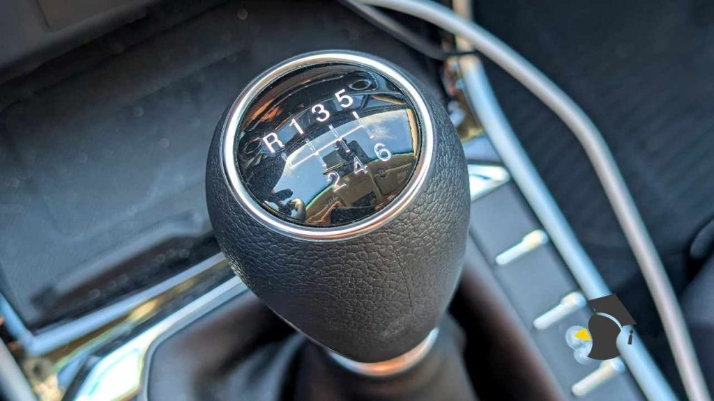 Stáva sa ti, že pri radení spiatočky nejde zaradiť? Znamená to, že je auto pokazené alebo je za tým niečo iné?