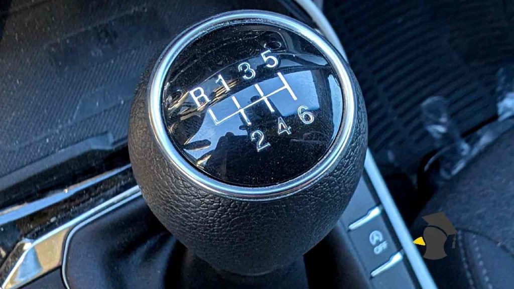 Vieš, čo spraví auto, keď počas jazdy zaradíš spiatočku?