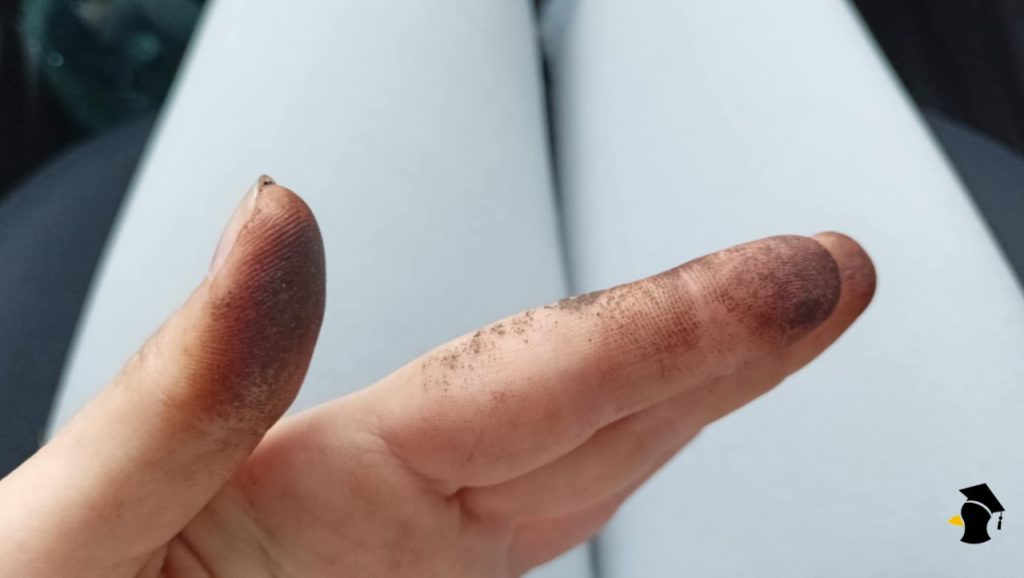 Vieš, ako sa zbaviť čiernych fľakov na rukách po čistení húb? Tento jednoduchý trik funguje okamžite