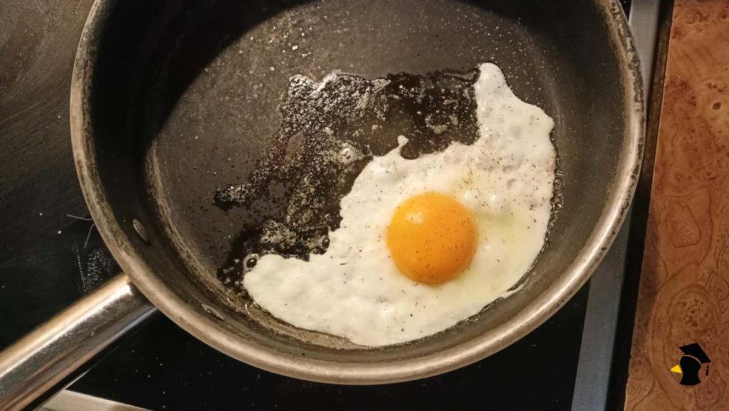 Jedlo sa ti začína lepiť na panvicu a netušíš prečo? Toto sú chyby, ktoré z nej postupne robia nepoužiteľný kus