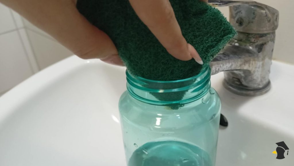 Vieš, ako vyčistiť nádobu s úzkym hrdlom? Zabudni na kefky a špongie. Tento domáci trik je hotový zázrak