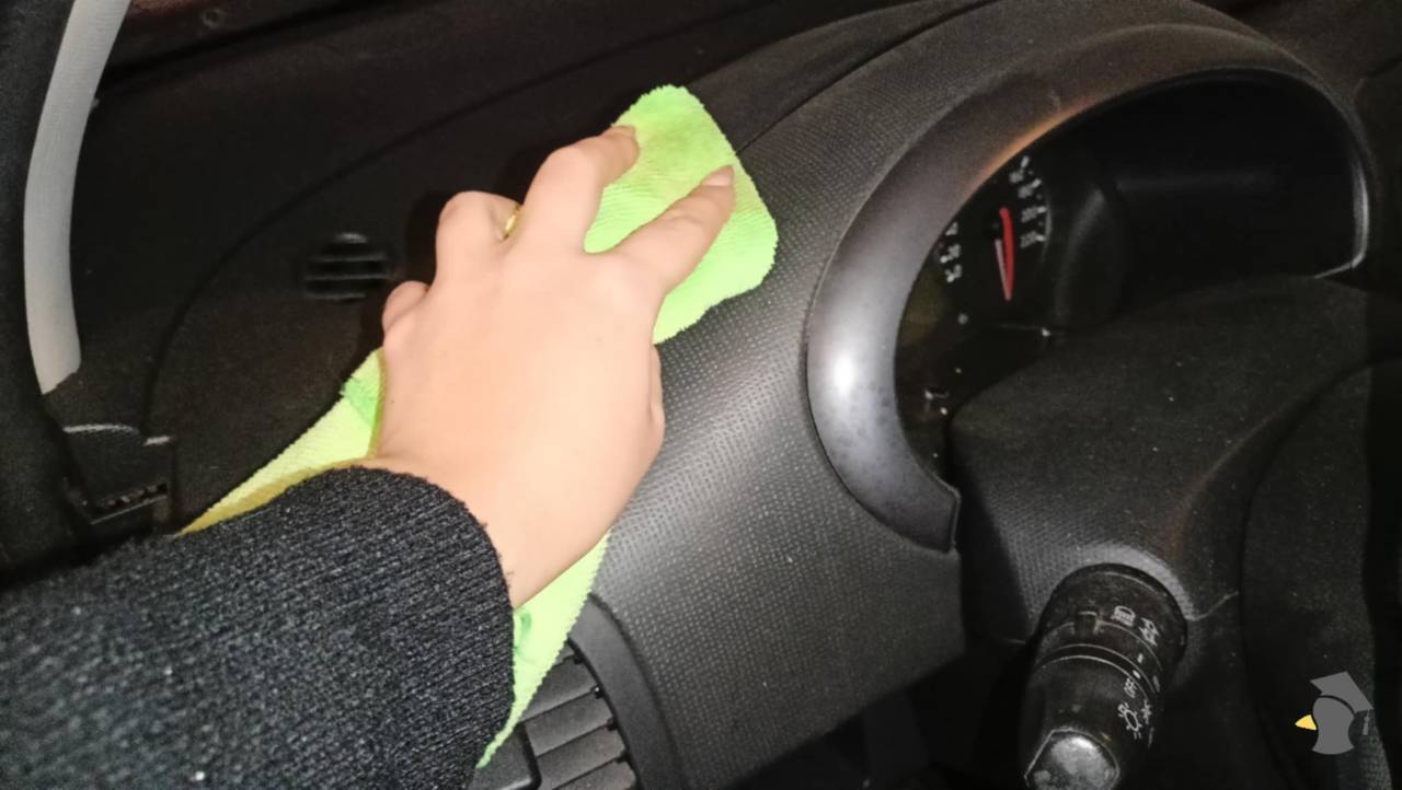 čistenie palubovky auto