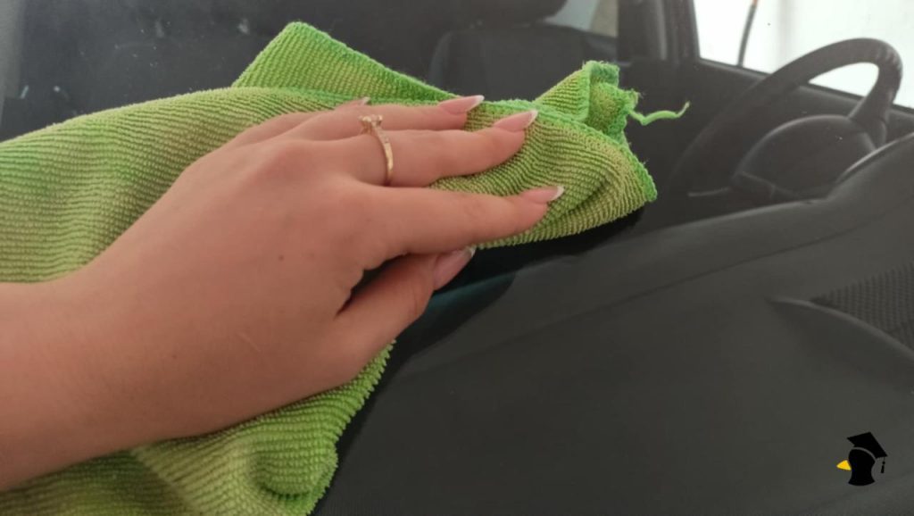 Zabudni na drahé čističe z obchodu. Tento jednoduchý trik ti vyčistí čelné sklo auto lepšie než autokozmetika