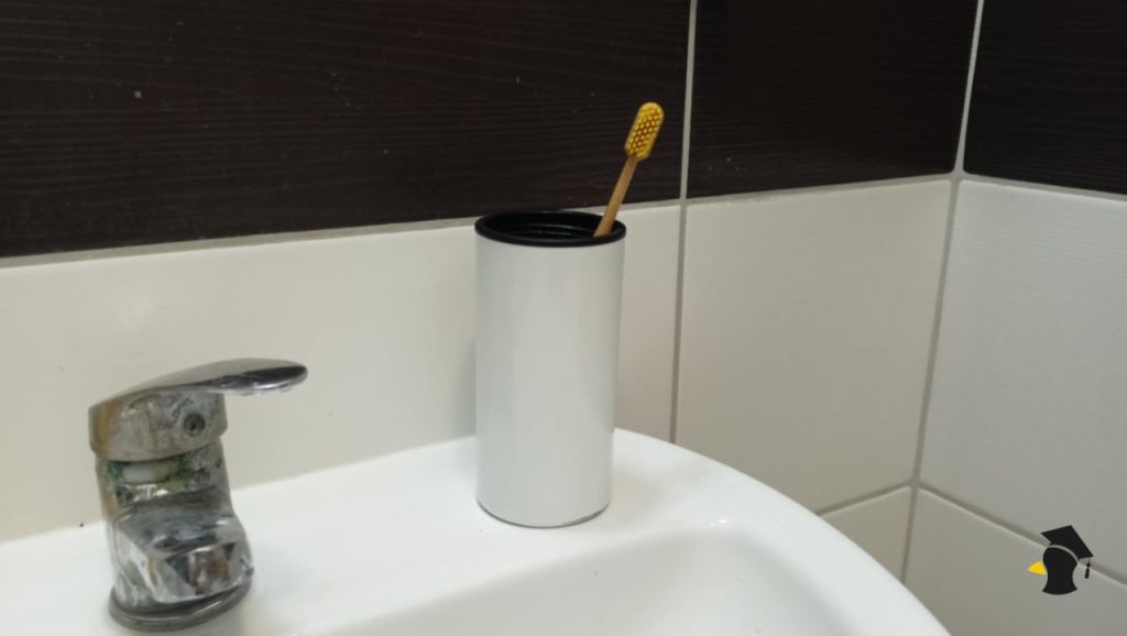 Tento nenápadný predmet v kúpeľni je špinavší ako záchod. Tieto baktérie si potom zanášaš priamo do úst