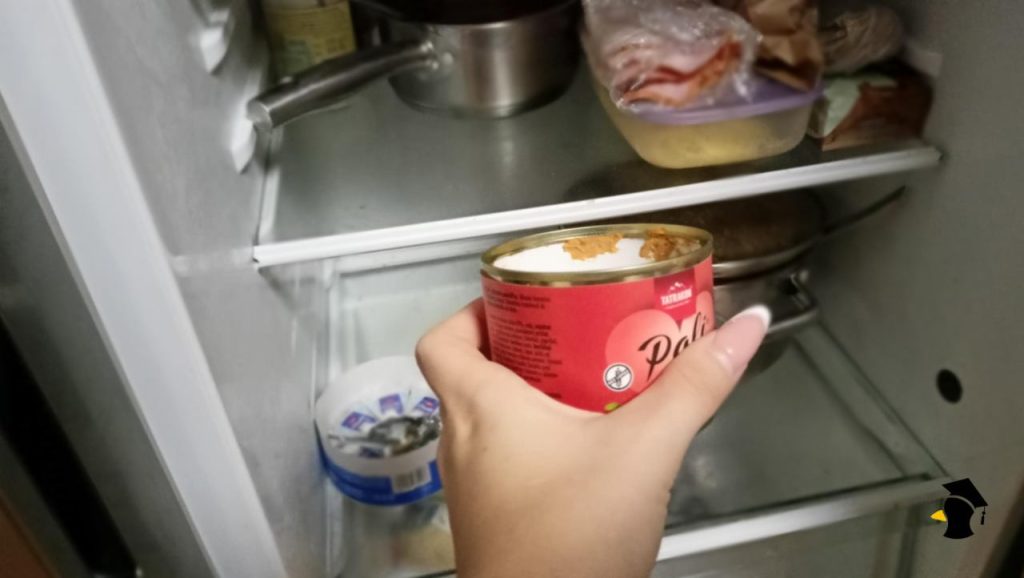 Konzervované jedlo si po otvorení asi skladoval celú dobu zle. Ak to robíš takto, do jedla sa ti dostávajú...