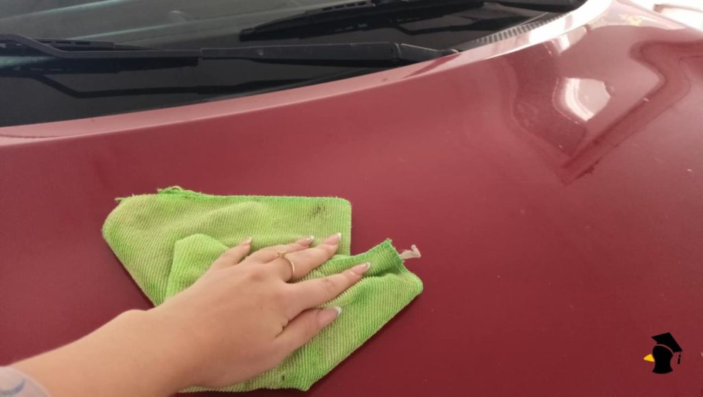 Použi to, čo máš v kúpeľni, a tvoje auto sa bude lesknúť ako nové. Tento trik ťa prekvapí!