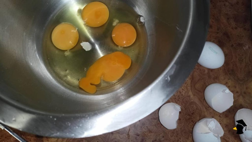 Ako vybrať spadnutú škrupinu z misky s vajíčkami? Tento trik poznali už naše babky