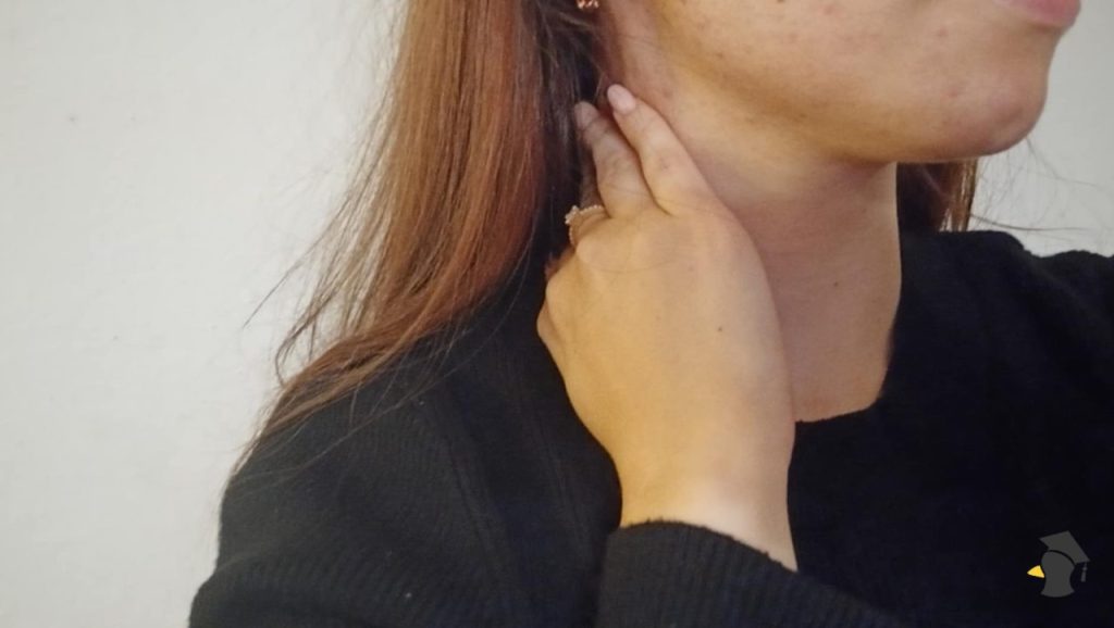 Prebudil si sa so stuhnutým krkom? Odborníci vysvetľujú, prečo to bolí a čo ti okamžite pomôže