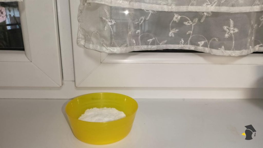 Pleseň sa ti drží pri oknách? Skús tento trik našich babičiek a sleduj rozdiel