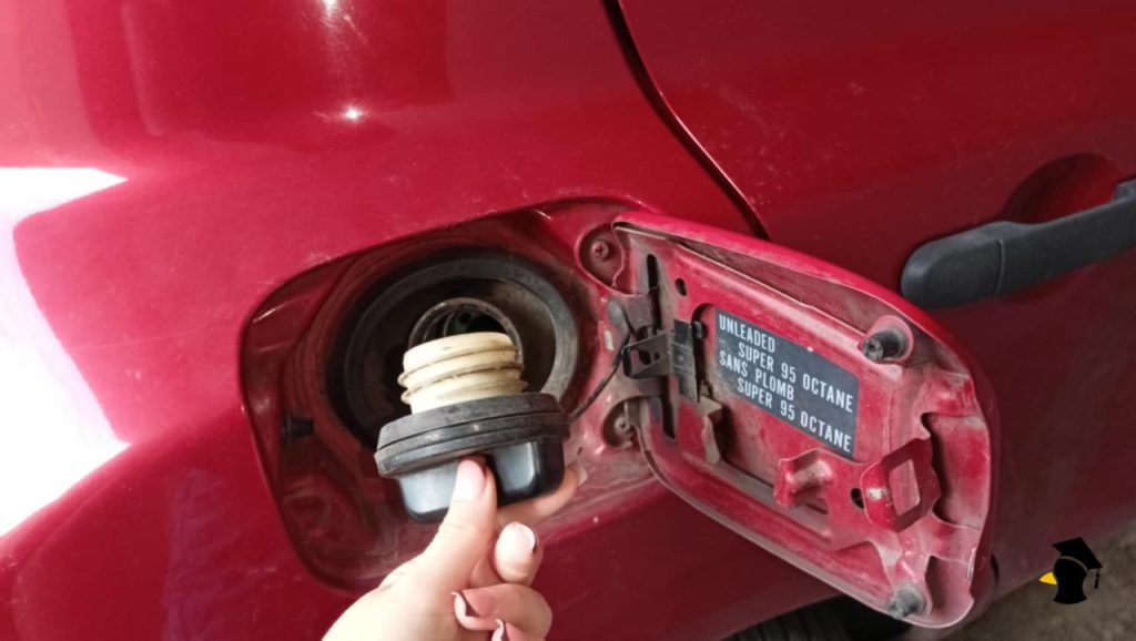 Väčšina vodičov netuší, načo slúži tento malý držiak pri nádrži. Tvoje auto ho má tiež a ušetrí ti nervy pri...