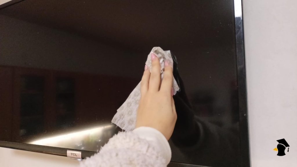 Ako bezpečne vyčistiť obrazovku televízora bez rizika poškodenia? Takto sa vyhneš drobným škrabancom