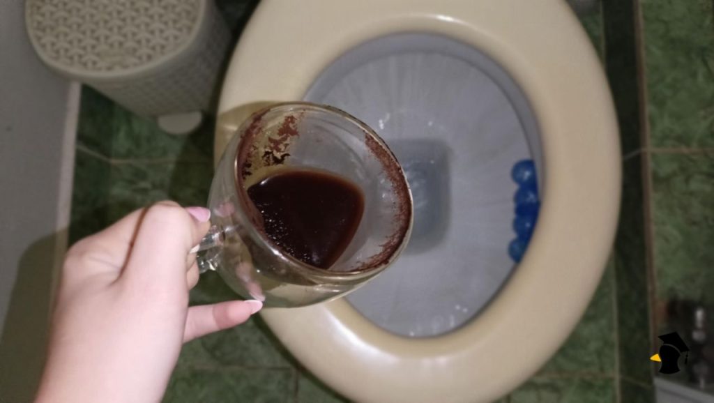 Tieto veci splachuje do toalety väčšina ľudí bez rozmýšľania. Ak to robíš, časom ti to upchá toaletu, varuje...