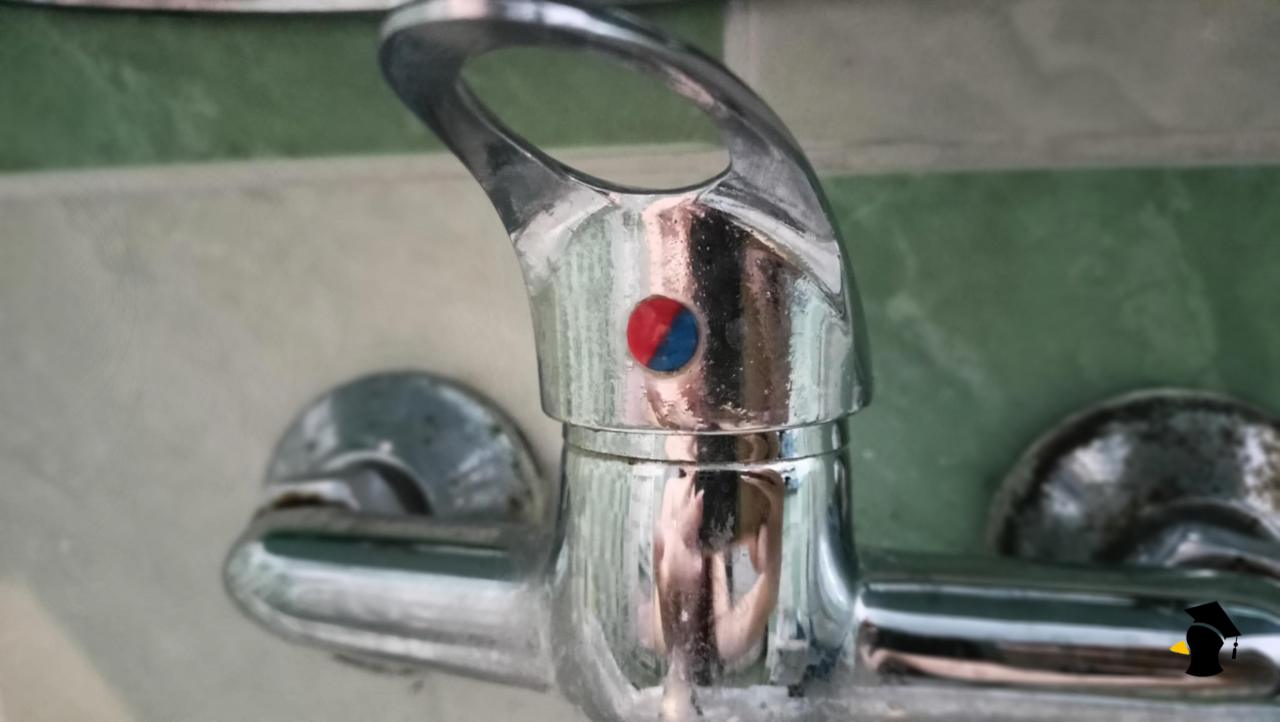 Tento zlozvyk pri umývadle zvyšuje tvoje účty za teplú vodu. Robí ho prakticky každý, pritom stačí drobná zmena