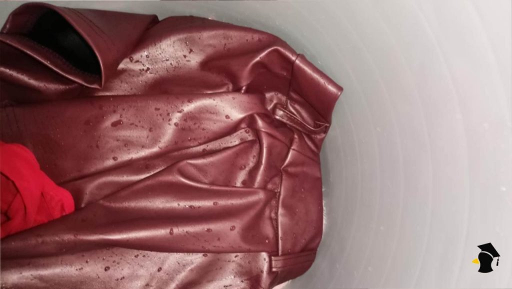 Vieš, ako správne prať koženkové oblečenie? Toto je dôvod, prečo ti koženka praská, a ako tomu predídeš