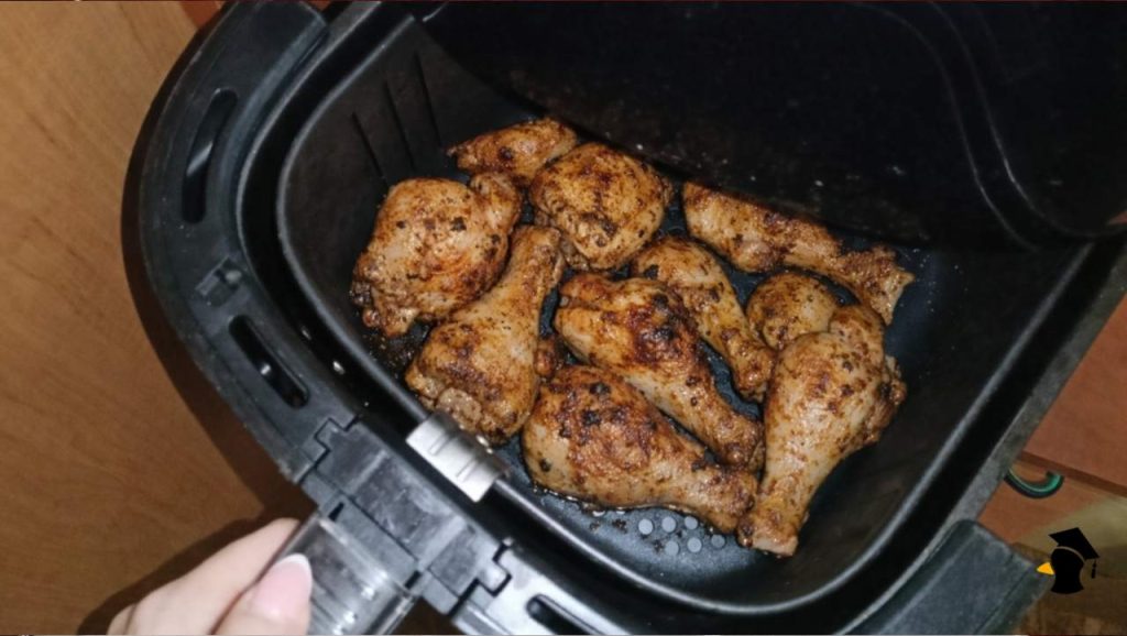 Väčšina ľudí robí pri pečení kurčaťa vo fritéze túto chybu. Kvôli nej je mäso suché, takto bude šťavnaté