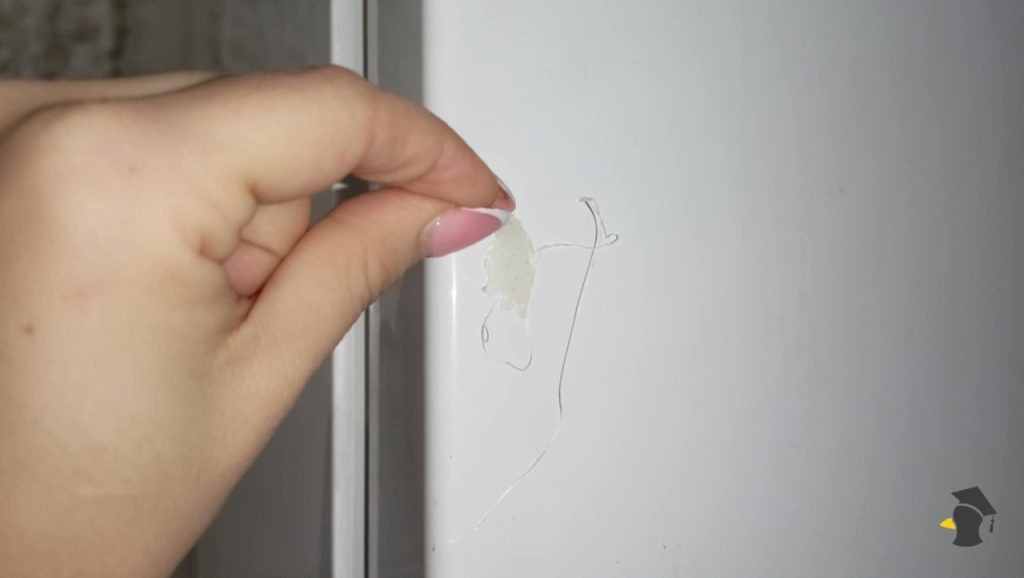 Kvaplo ti horúce lepidlo na stôl alebo oblečenie? Tento trik z neho spraví jeden kus, ktorý zíde sám